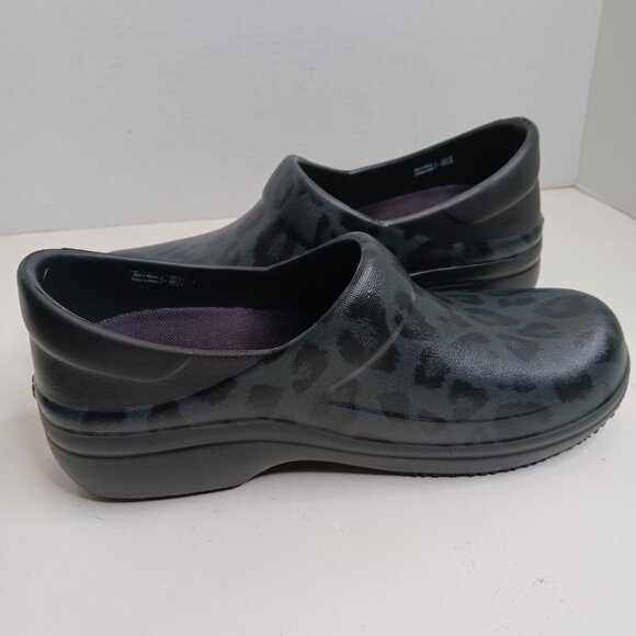 Crocs Women's Leopard Print Clog size 8M - Picture 5 of 10